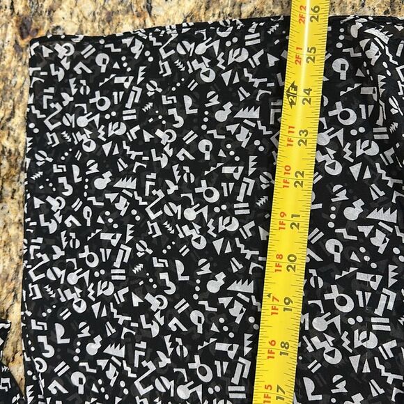 Chic Abstract Print Black And White 7/8 Length Top Blouse Size M - Picture 8 of 8